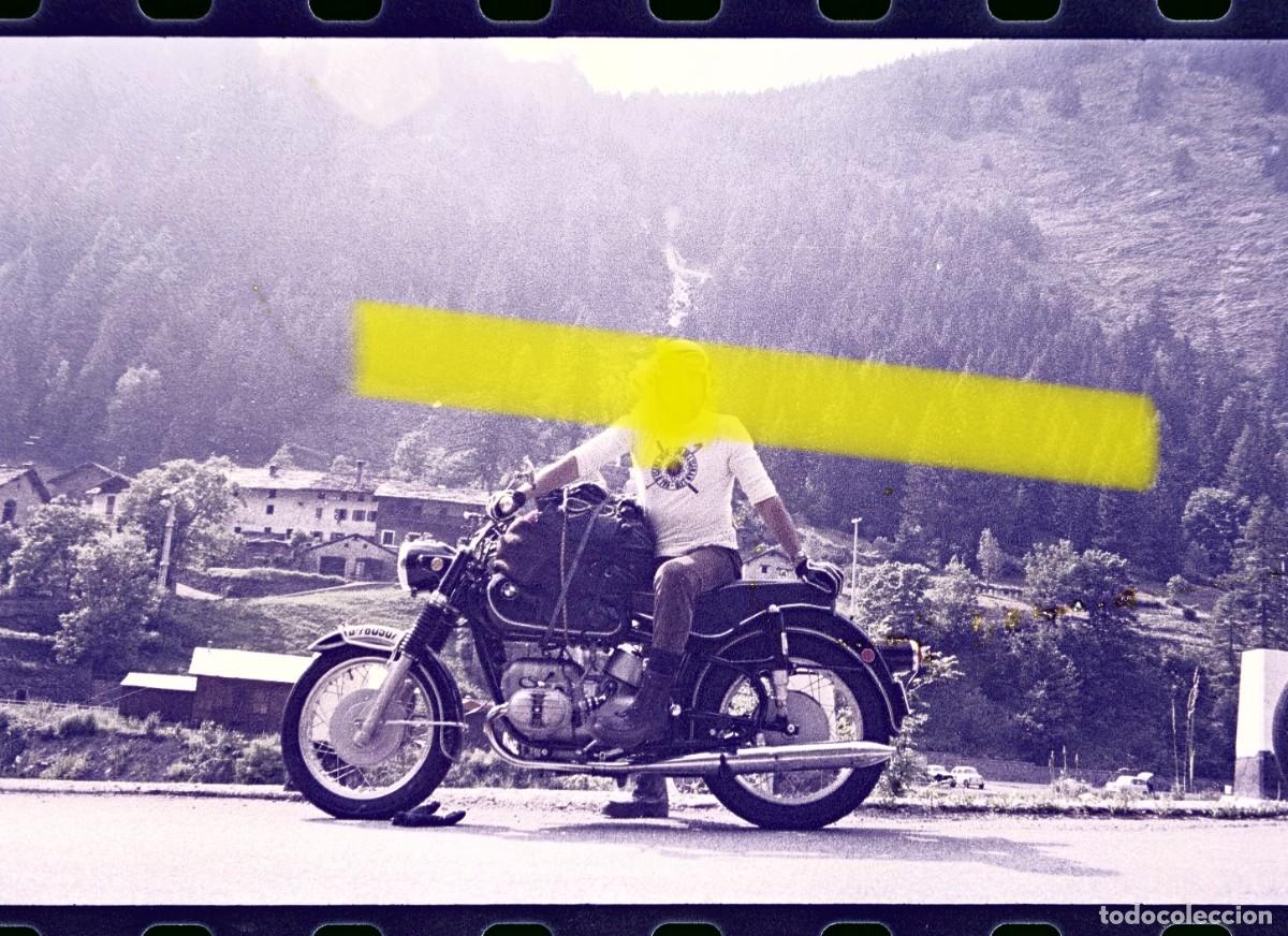 Fotograf&iacute;a antigua: Antiguo negativo de fotograf&iacute;a. Motorista con motocicleta BMW cl&aacute;sica. A&ntilde;os 60/70