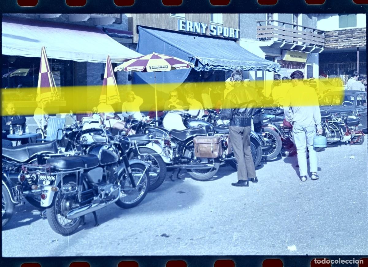 Fotografia antica: Antiguo negativo de fotograf&iacute;a. Concentraci&oacute;n motocicletas cl&aacute;sicas frente a Erny Sport A&ntilde;os 60/70