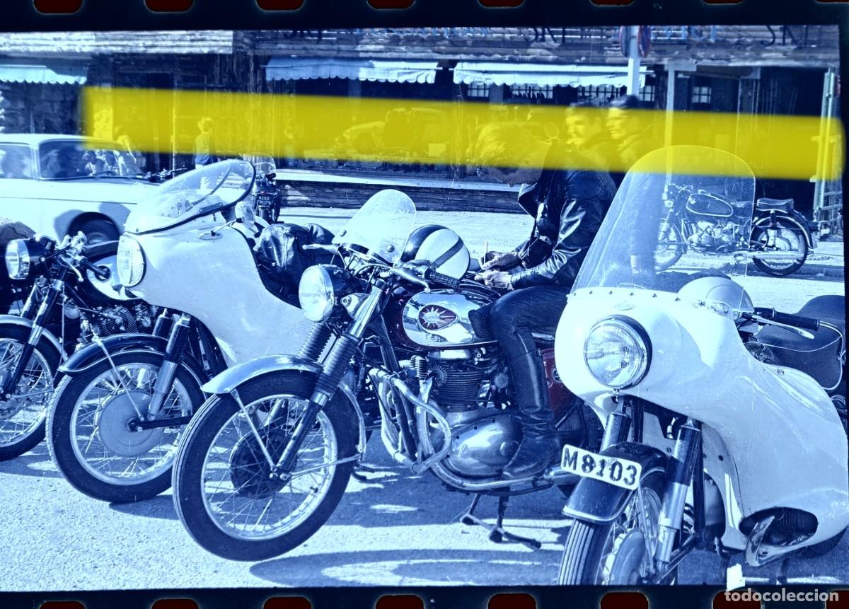 Fotografia antica: Antiguo negativo de fotograf&iacute;a. Moteros con motocicletas cl&aacute;sicas carenadas. A&ntilde;os 60/70