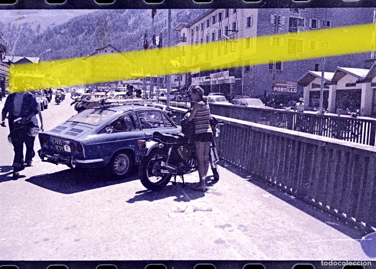 Fotografia antica: Antiguo negativo de fotograf&iacute;a. Moteros y autom&oacute;viles en localidad de monta&ntilde;a. A&ntilde;os 60/70