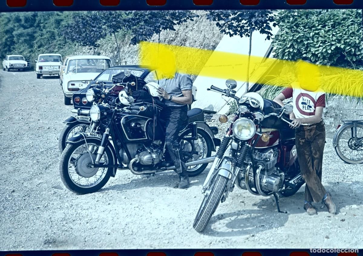 Fotograf&iacute;a antigua: Antiguo negativo de fotograf&iacute;a. Moteros con BMW y Honda. A&ntilde;os 60/70