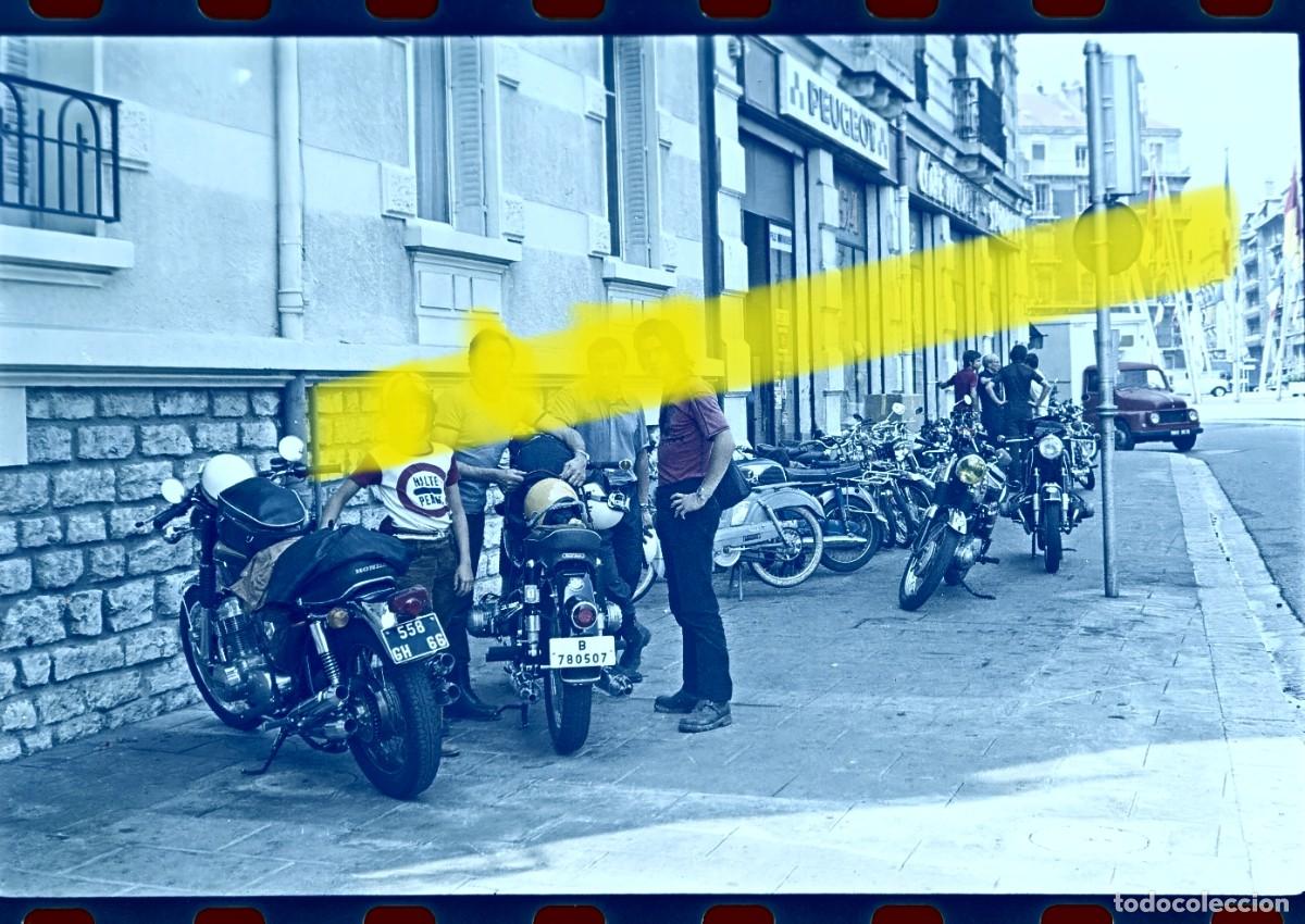 Fotograf&iacute;a antigua: Antiguo negativo de fotograf&iacute;a. Moteros con motocicletas. A&ntilde;os 60/70