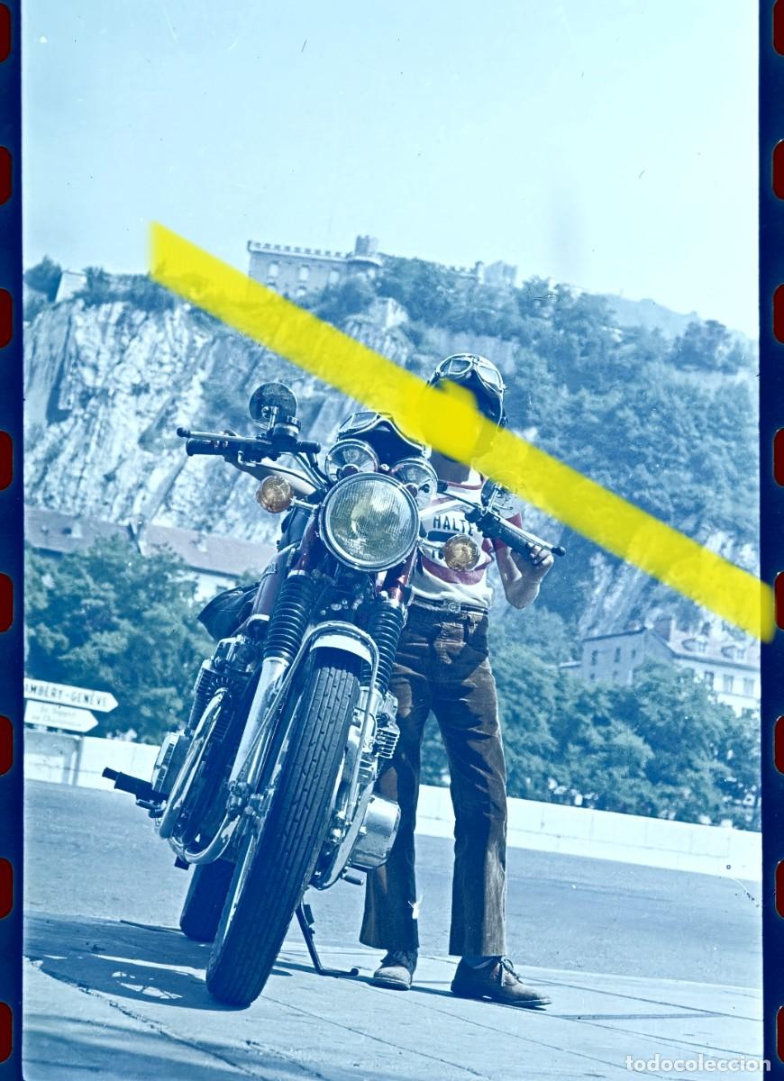 Fotograf&iacute;a antigua: Antiguo negativo de fotograf&iacute;a. Joven motorista con motocicleta cl&aacute;sica. A&ntilde;os 60/70
