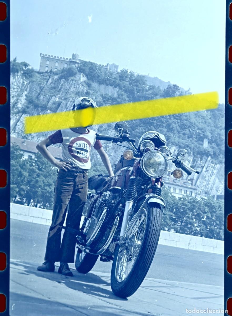Fotograf&iacute;a antigua: Antiguo negativo de fotograf&iacute;a. Joven motorista con Honda cl&aacute;sica. A&ntilde;os 60/70