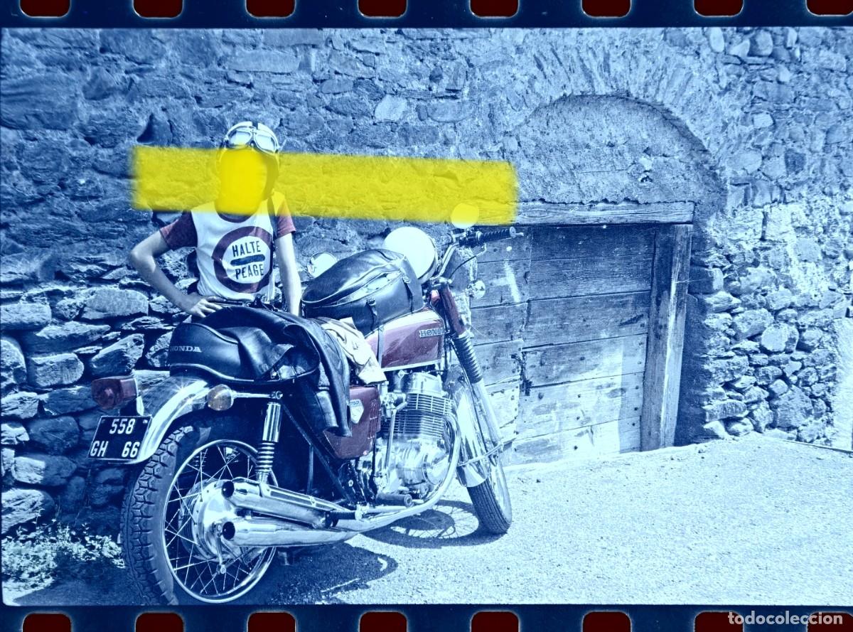 Fotograf&iacute;a antigua: Antiguo negativo de fotograf&iacute;a. Joven con Honda cl&aacute;sica. A&ntilde;os 60/70