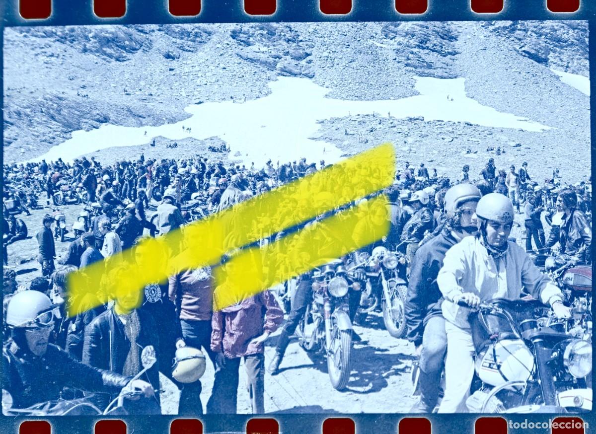 Fotograf&iacute;a antigua: Antiguo negativo de fotograf&iacute;a. Gran concentraci&oacute;n de moteros. A&ntilde;os 60/70