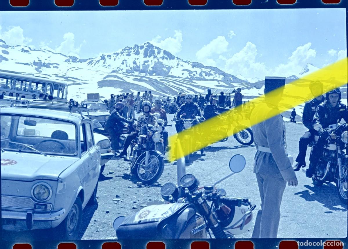 Fotograf&iacute;a antigua: Antiguo negativo de fotograf&iacute;a. Gran concentraci&oacute;n de moteros. A&ntilde;os 60/70