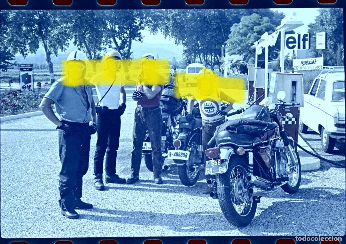 Fotograf&iacute;a antigua: Antiguo negativo de fotograf&iacute;a. Moteros con Honda en gasolinera Elf. A&ntilde;os 60/70