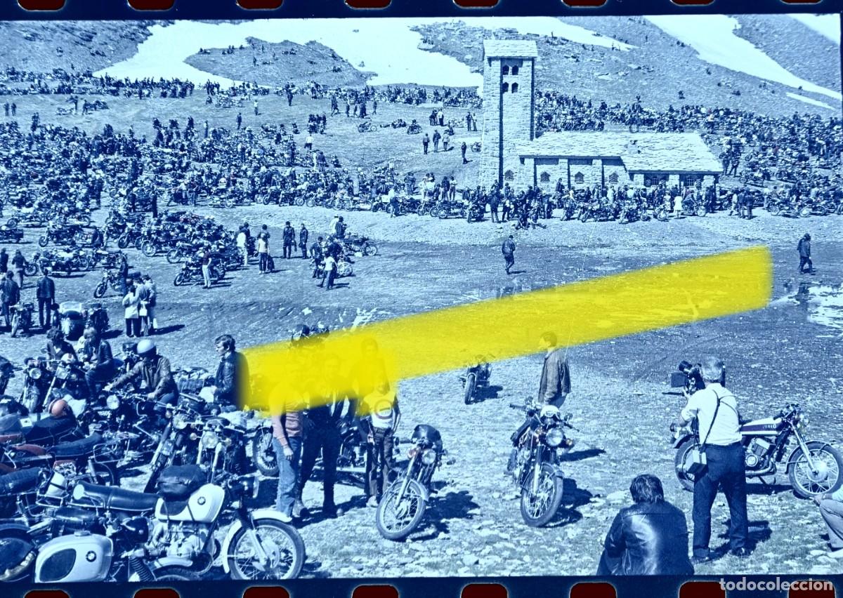 Fotograf&iacute;a antigua: Antiguo negativo de fotograf&iacute;a. Gran concentraci&oacute;n de moteros. A&ntilde;os 60/70