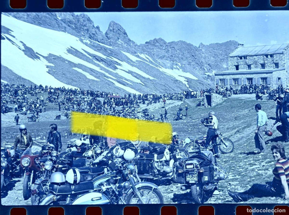Fotograf&iacute;a antigua: Antiguo negativo de fotograf&iacute;a. Gran concentraci&oacute;n de moteros. A&ntilde;os 60/70