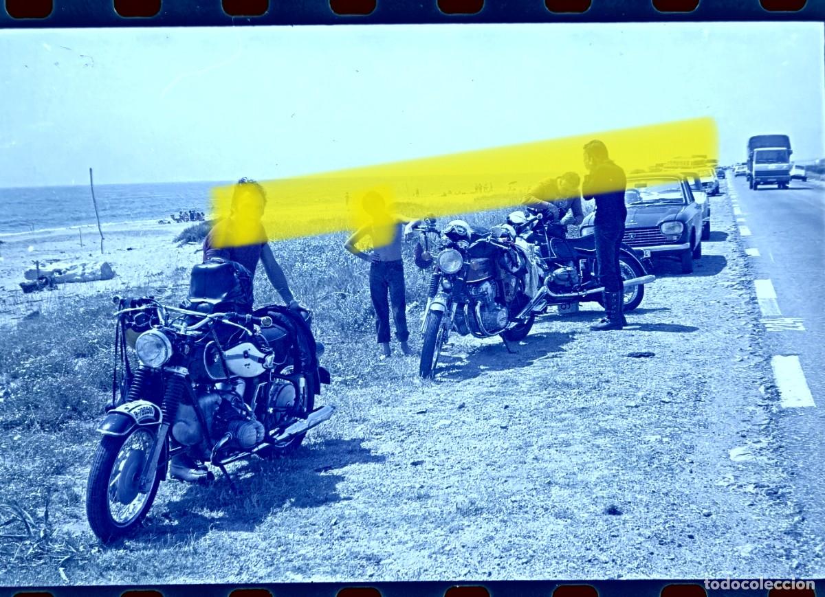 Fotograf&iacute;a antigua: Antiguo negativo de fotograf&iacute;a. Moteros detenidos junto a la carretera y la playa. A&ntilde;os 60/70