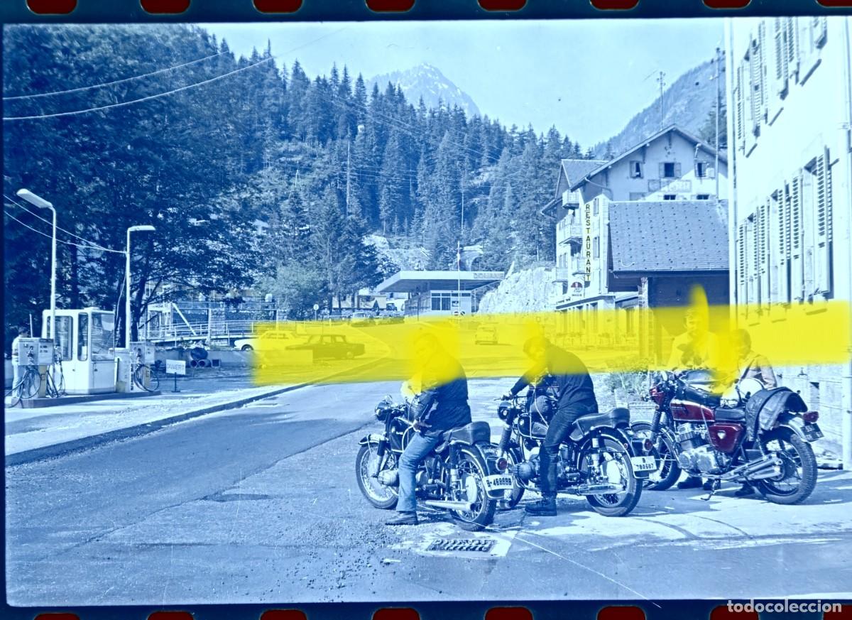 Fotograf&iacute;a antigua: Antiguo negativo de fotograf&iacute;a. Moteros en pueblo de monta&ntilde;a. A&ntilde;os 60/70