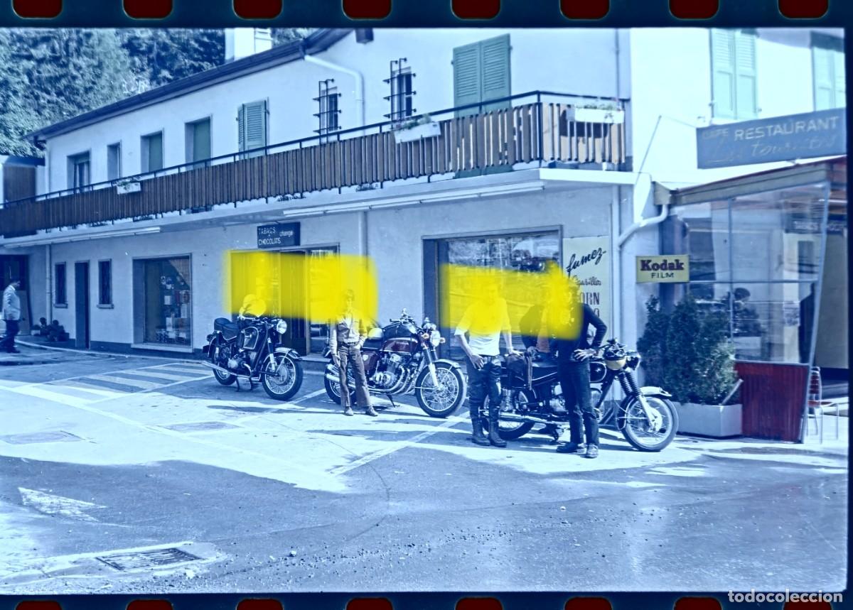 Fotograf&iacute;a antigua: Antiguo negativo de fotograf&iacute;a. Moteros con motocicletas frente a restaurante. A&ntilde;os 60/70