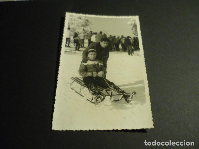 Fotograf&iacute;a antigua: PUERTO DE NAVACERRADA MADRID MONTA&Ntilde;ISTAS CLUB ALPINO CON TRINEO ANTIGUA FOTOGRAFIA 8,5 X 14 CM