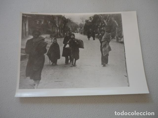 Fotograf&iacute;a antigua: GUERRA CIVIL ESPA&Ntilde;OLA ABANDONO DEL HOGAR POR ACERCARSE EL FRENTE FOTOGRAFIA DE PRENSA 12 X 18 CM