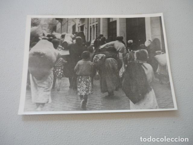 Fotograf&iacute;a antigua: GUERRA CIVIL ESPA&Ntilde;OLA TRASLADO DE CIVILES POR LLEGADA FRENTE FOTOGRAFIA DE PRENSA 12 X 18 CM