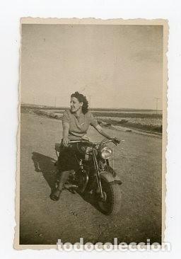 Fotografia antiga: MUJER EN MOTO. MATRICULA MADRID. 1950