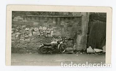 Photographie ancienne: MOTO APARCADA EN LA CALLE. A&Ntilde;OS 50