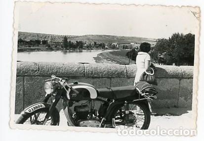 Photographie ancienne: MUJER Y MOTO. MATRICULA OVIEDO. RIO TAJO. 1960