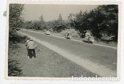 Photographie ancienne: BISCUTER Y DOS VESPA EN LA CARRETERA. 1962