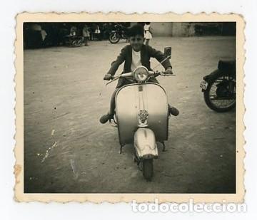 Photographie ancienne: MOTO VESPA. NI&Ntilde;O. A&Ntilde;OS 50