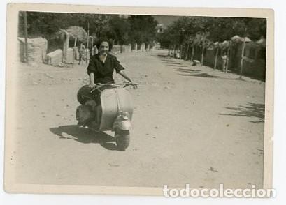 Fotografia antiga: MUJER EN MOTO VESPA. A&Ntilde;OS 50