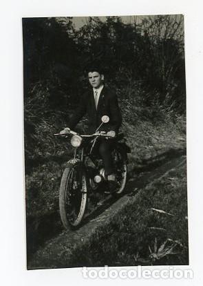Fotografia antiga: JOVEN MONTADO EN MOTO. MATRICULA OVIEDO. ASTURIAS.
