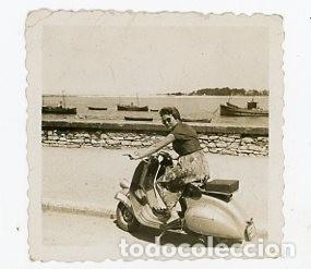 Fotografia antiga: MUJER MONTADA EN MOTO VESPA. MATRICULA SS11. A&Ntilde;OS 50