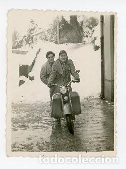 Fotografia antiga: DOS MUJERES MONTADAS EN UNA MOTO ISO. 1956