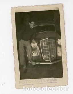 Fotografia antiga: JOVEN POSANDO DELANTE DE UN COCHE. FOTO ASTURIAS. A&Ntilde;OS 50