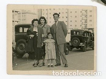 Fotografia antiga: FAMILIA POSANDO CON COCHES DE FONDO. A&Ntilde;OS 40. MADRID