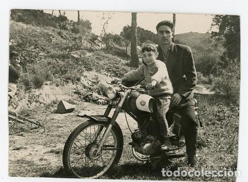 Fotografia antiga: HOMBRE Y NI&Ntilde;A MONTADOS EN UNA MOTO. BADALONA. 1961