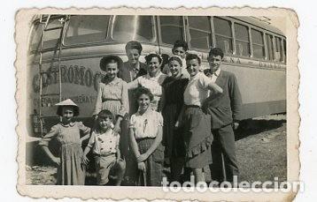 Fotografia antiga: POSANDO ANTE UN AUTOBUS CASTROMOCHO. LINEA OVIEDO NORE&Ntilde;A. A&Ntilde;OS 50