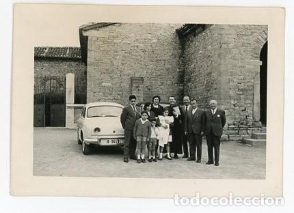 Fotografia antiga: POSANDO DELANTE DE UN COCHE EN OVIEDO. ASTURIAS.
