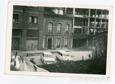 Fotografia antiga: COCHES APARCADOS EN UNA CALLE.
