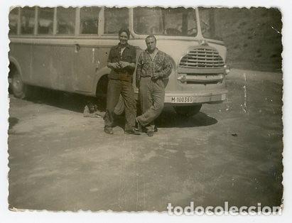 Fotografia antiga: AUTOBUS. TRABAJADORES POSANDO. H. 1950