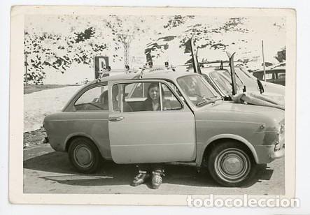 Fotografia antiga: COCHE SEAT. A&Ntilde;OS 60. NI&Ntilde;A POSANDO