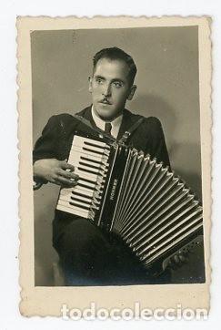 Fotografia antica: AVILES. ASTURIAS. ACORDEONISTA. MUSICO. SELLO EN EL DORSO.