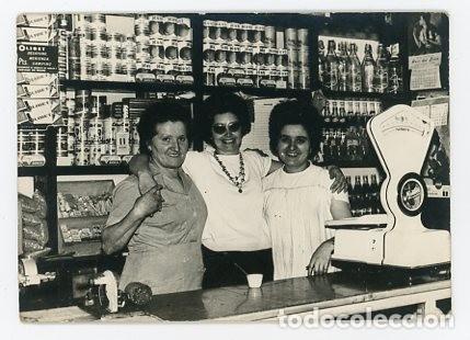 Fotografia antiga: OVIEDO. ASTURIAS. TRES MUJERES TRAS EL MOSTRADOR DE UNA TIENDA COMESTIBLES.