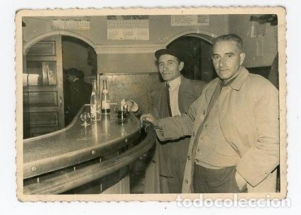Fotografia antiga: OVIEDO. ASTURIAS. TOMANDO ALGO EN EL CHIGRE. BAR. 1959