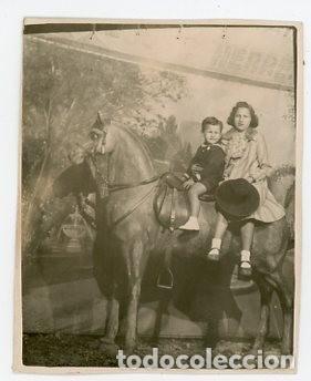 Fotografia antiga: FOTOGRAFO MINUTERO. NI&Ntilde;OS MONTADOS SOBRE CABALLO DE CARTON. H. 1930