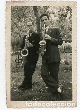 Fotografia antiga: AVILES. ASTURIAS. FOTO HUERTA. DOS SAXOFONISTAS DE UNA ORQUESTA. 1951