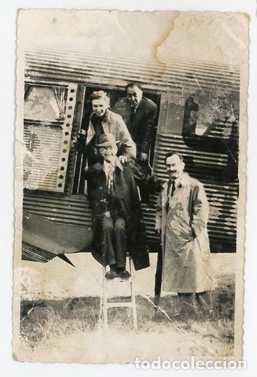 Fotografia antiga: BAJANDO DEL AVION. AVIACI&Oacute;N. FOTO ASTRA OVIEDO. ASTURIAS.