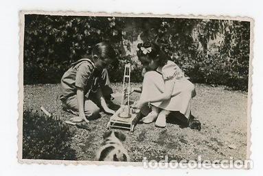 Fotografia antiga: NI&Ntilde;OS JUGANDO CON JUGUETE MECANO. GRUA