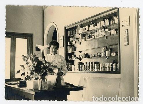 Fotografia antiga: UNA DROGUERIA PERFUMERIA. H. 1950