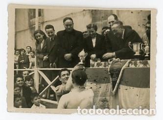 Fotografia antiga: OVIEDO. ASTURIAS. CAMPA. ENTREGA DE TROFEOS. H. 1950