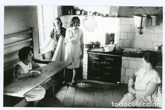 Fotografia antiga: MUJERES EN UNA COCINA DE PUEBLO. ESCANU. ASTURIAS