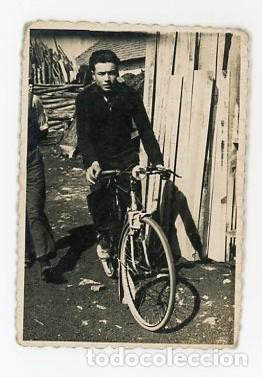 Fotografia antiga: HOMBRE MONTADO SOBRE BICICLETA, H. 1950