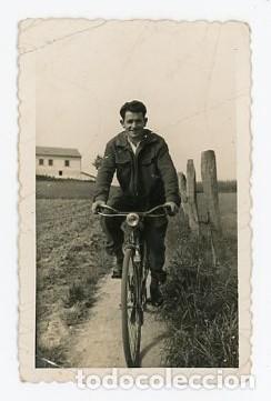 Fotografia antiga: HOMBRE EN BICICLETA. H. 1950
