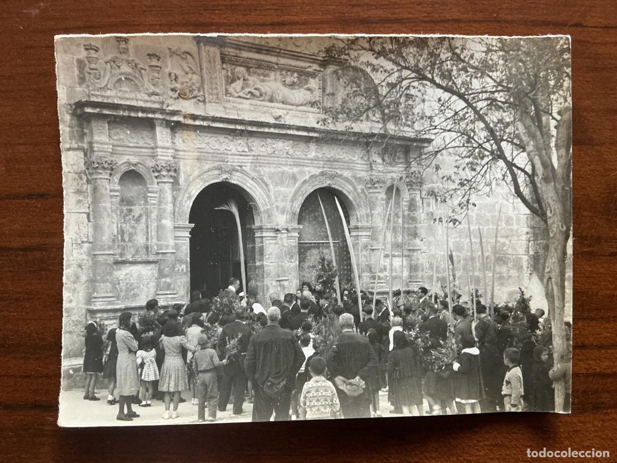 Fotograf&iacute;a antigua: FOTO COSTUMBRISTA AL BROMURO DOMINGO DE RAMOS EN LA IGLESIA DE LA MAGDALENA DE OLLERIA VALENCIA